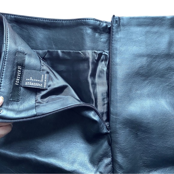 Forever 21 - Faux leather mini skirt - Picture 5 of 5